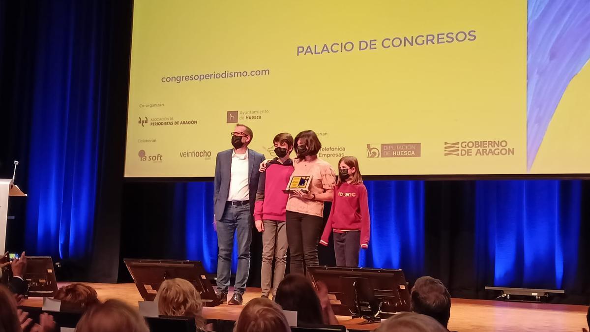La premiada Beatriz Navarro, con su familia tras recoger el galardón