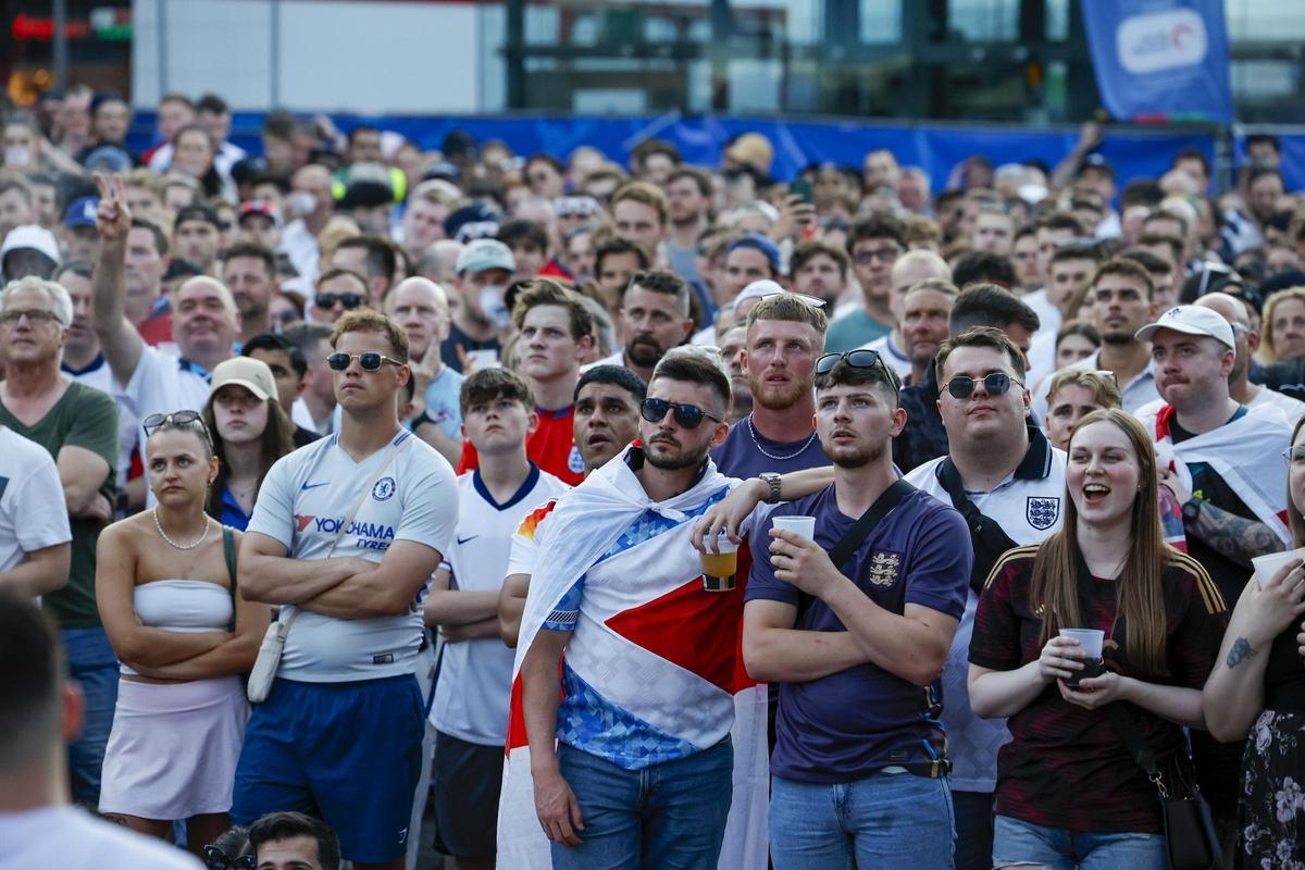Aficionados ingleses siguiendo el partido contra Eslovenia en Colonia.