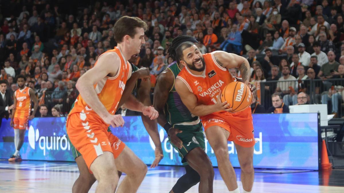 Darius Thompson y Reuvers, en una acción del partido ante el Unicaja.