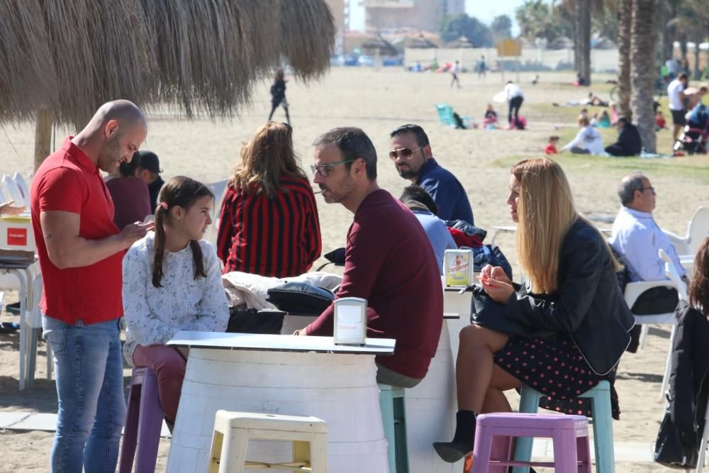 Las buenas temperaturas y los cielos despejados de este 28 de febrero han animado a muchas personas a pasar el día en los paseos marítimos y las playas de Málaga capital