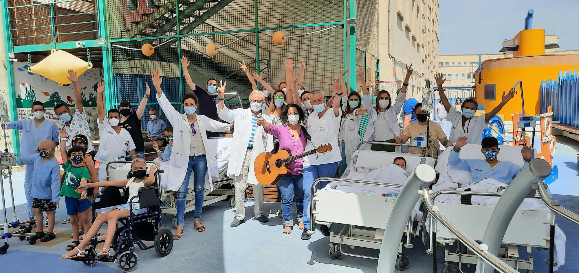 Inma Serrano cierra el curso del Aula Infantil del Hospital de Alicante