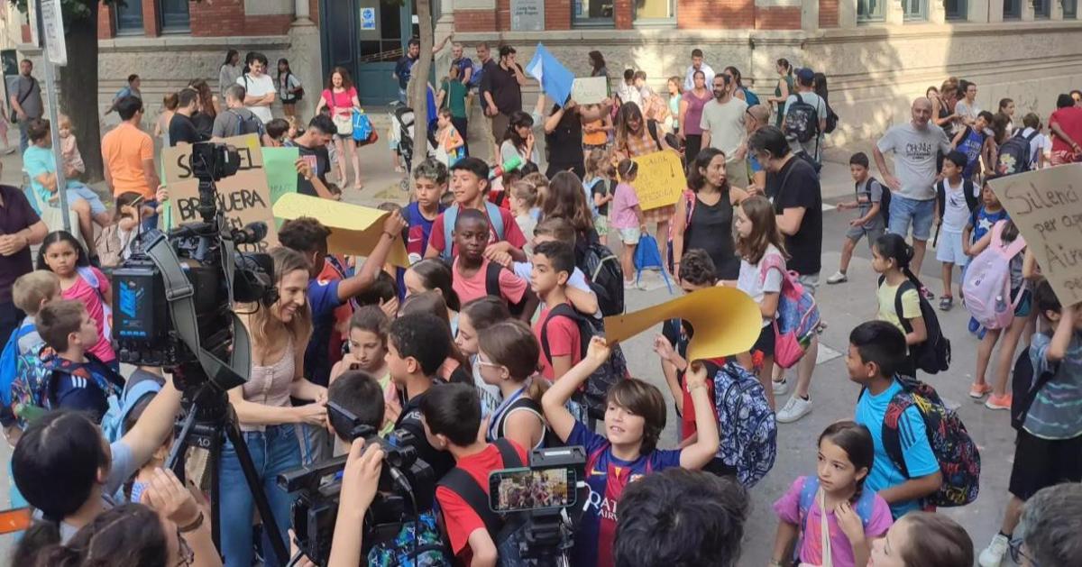 Concentración de alumnos en protesta por el calor en las aulas.