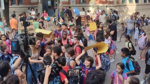 Concentración de alumnos en protesta por el calor en las aulas.