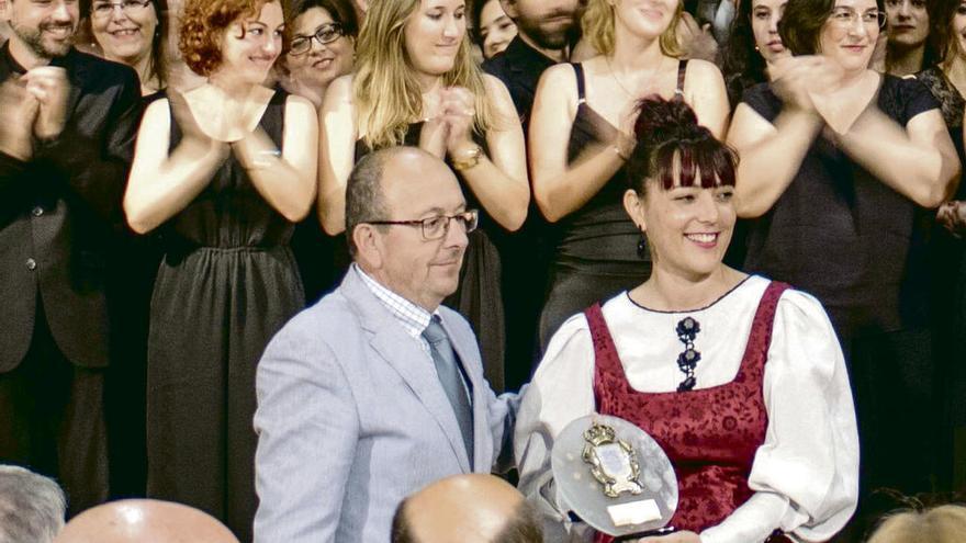 La mezzosoprano y directora Nuria Lorenzo recoge el premio. // FdV