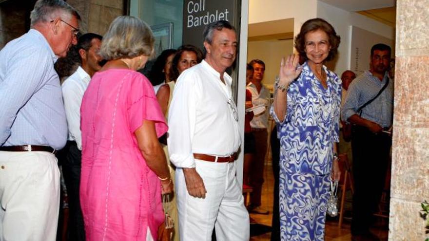 Doña Sofía se dio un baño de masas en Valldemossa junto al matrimonio Fruchaud. El público recibió su saludo cuando llegó a la Fundació Coll Bardolet.