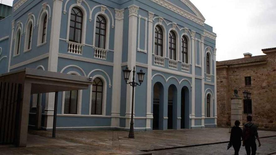 Fachada del Teatro Ramos Carrión de la capital. Foto L. O. Z.