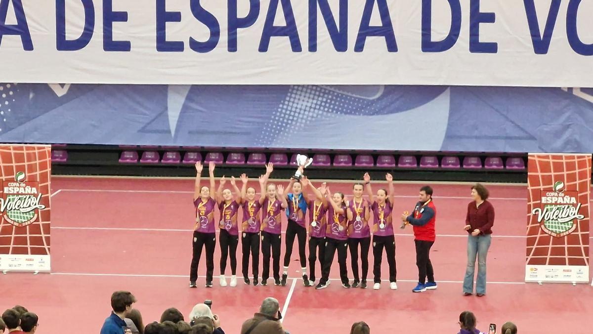 Las deportistas llaniscas recogiendo el premio.