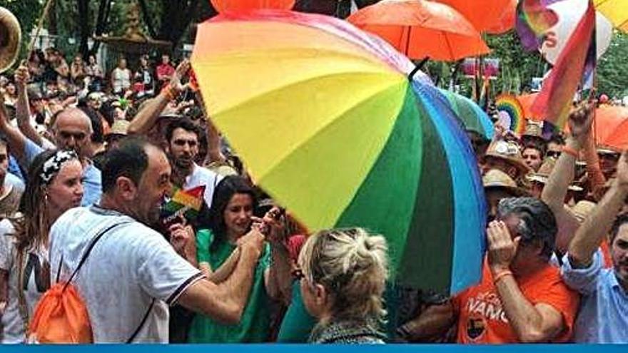 Algunes persones increpen els líders de Ciutadans durant la marxa de l&#039;Orgull.