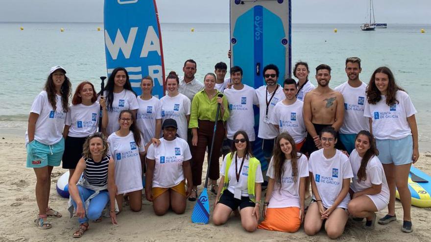 La directora de Voluntariado y los alumnos del campamento. | // FDV