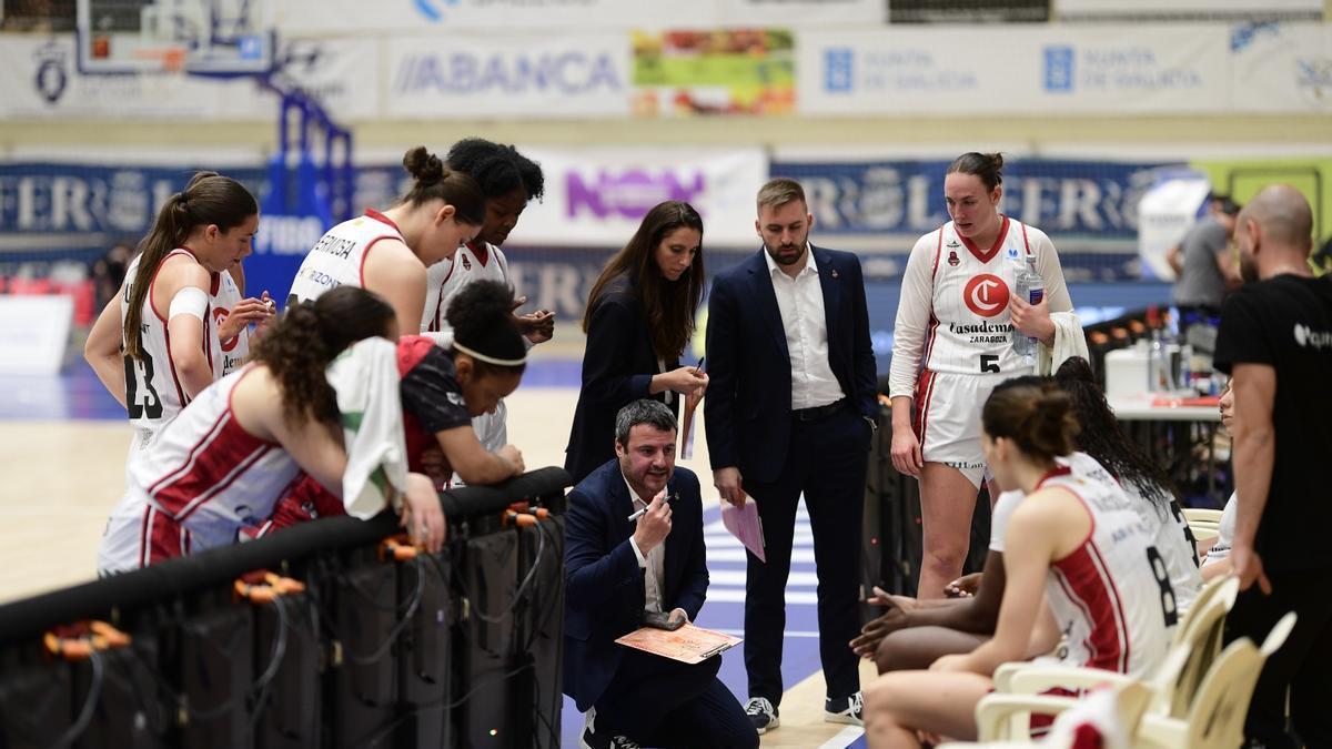 Carlos Cantero, dando instrucciones a sus jugadoras en Ferrol