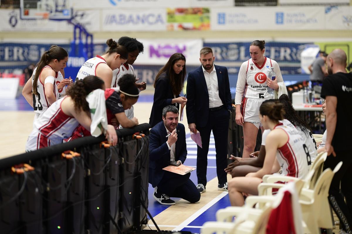 Carlos Cantero, dando instrucciones a sus jugadoras en Ferrol