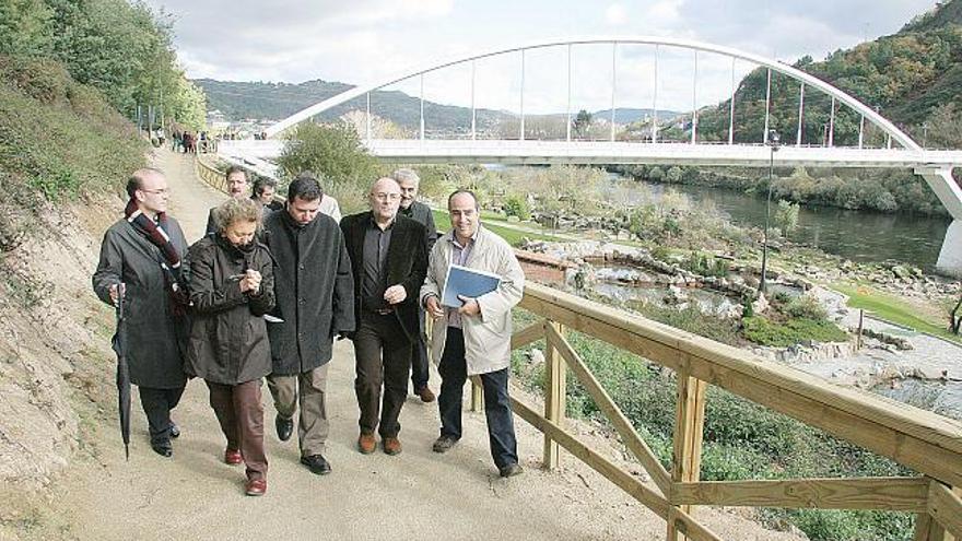 El alcalde, el concejal y otras autoridades recorren un tramo del nuevo paseo.