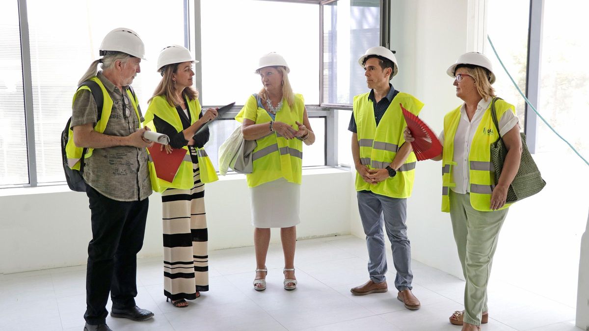 La consellera Nuria Martínez visita las obras del Palacio de Justicia de Llíria junto al alcalde Joanma Miguel.