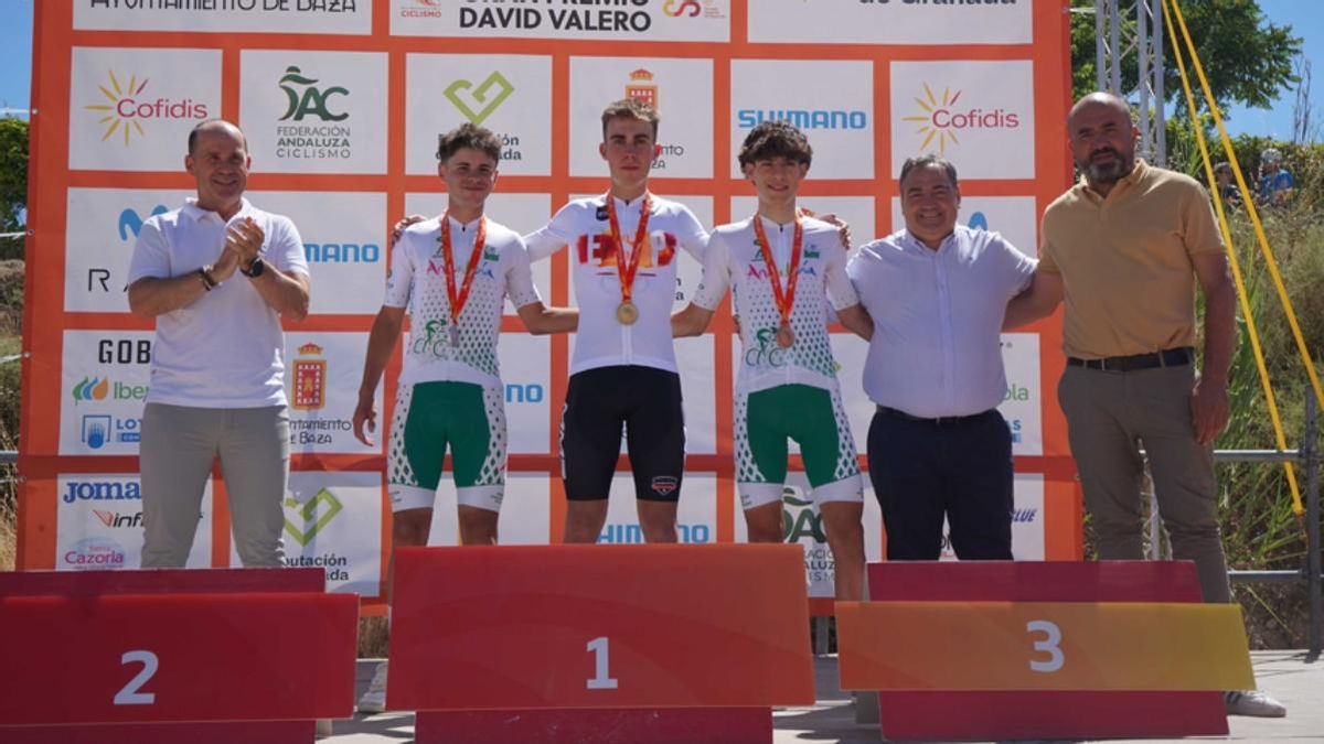 Iker Álvarez, el primer ciclista por la derecha, en el tercer escalón del podio del Campeonato de España júnior de este año.