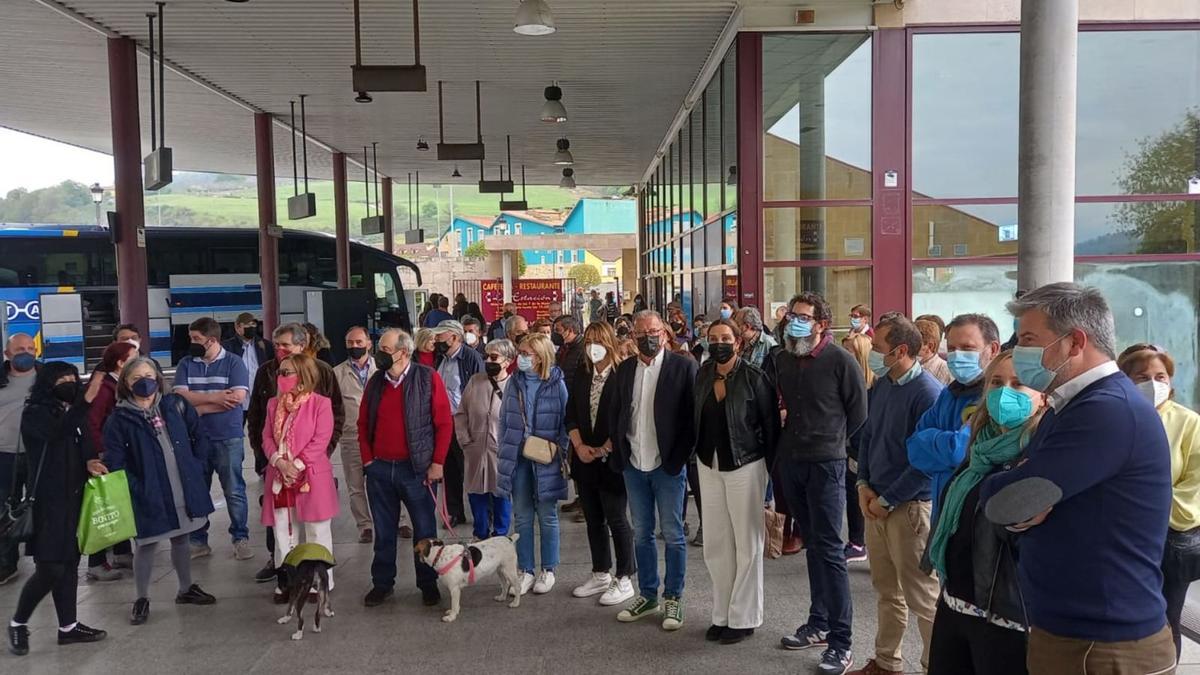 Vecinos y responsables políticos, ayer, en la estación de autobuses de Cangas de Onís. | M. Villoria