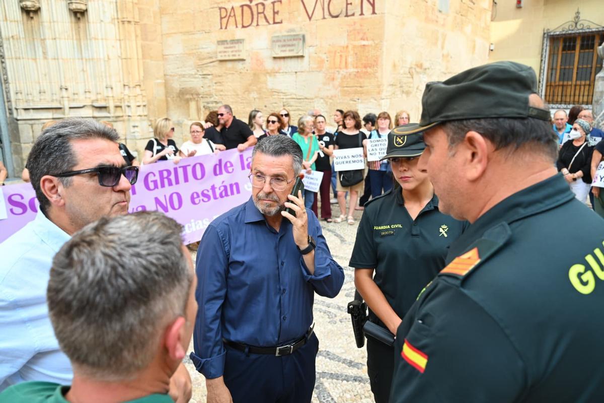Minuto de silencio tras el crimen machista que ha acabado con la vida de Patricia en Callosa de Segura Minuto de silencio tras el crimen machista que ha acabado con la vida de Patricia en Callosa de Segura