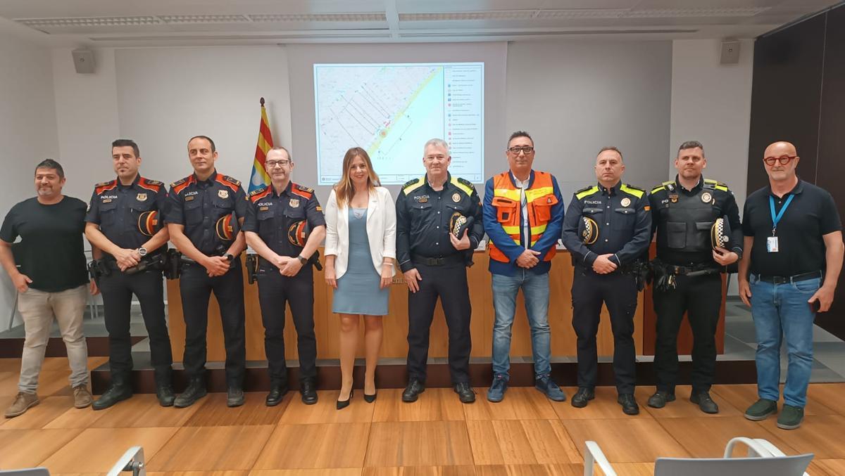 La tercera teniente de Alcaldía del Ayuntamiento de Badalona, Rosa del Amo, junto a responsables de Mossos d'Esquadra, Guàrdia Urbana y Protecció Civil, durante la presentaciónd del dispositivo de seguridad para la 'Cremada del Dimoni' de las Festes de Maig