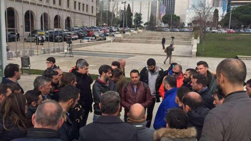 Portavoces sindicales (en el centro, Antolín Goya), a la salida el martes de la reunión con Fomento // CTM