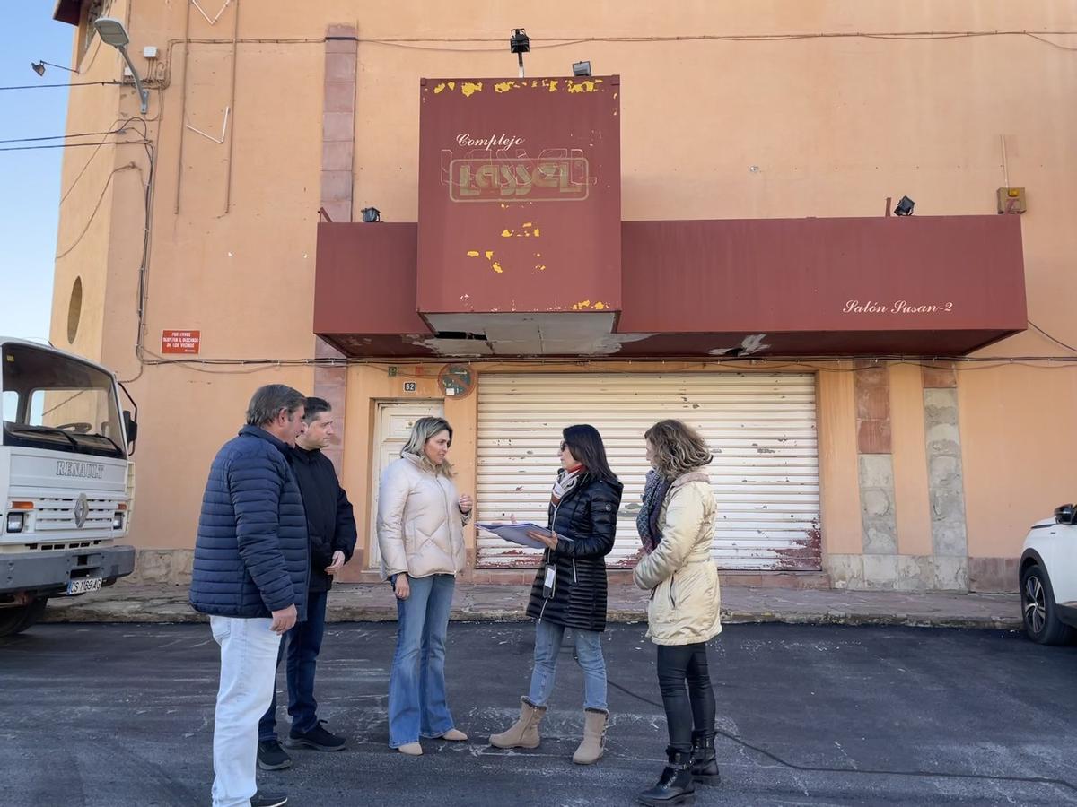 Marta Barrachina anuncia que el Ayuntamiento de Vall d’Alba adquiere la antigua discoteca Susan-2 para crear un auditorio.
