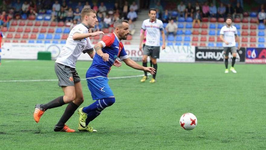 Omar Sampedro conduce el balón perseguido por el cearista Pelayo Muñiz.