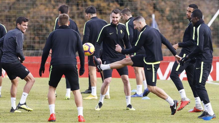 La plantilla del Sporting, durante el entrenamiento.