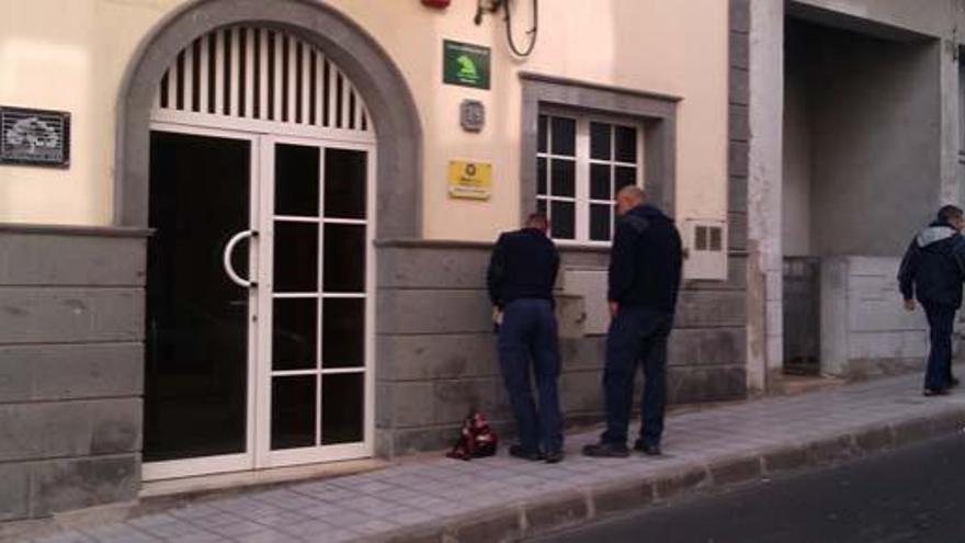 Dos operarios recogen muestras del agua de abasto el pasado lunes. i M. Á. M.