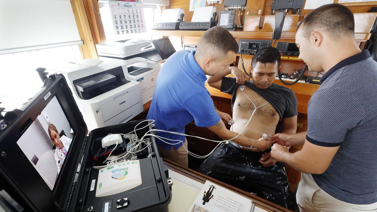 Vigo (Astillero San Enrique, antiguo Vulcano). Simulacro de emergencia médica en el barco pesquero Igueldo, con la tecnología de la empresa Usail y Vithas.
