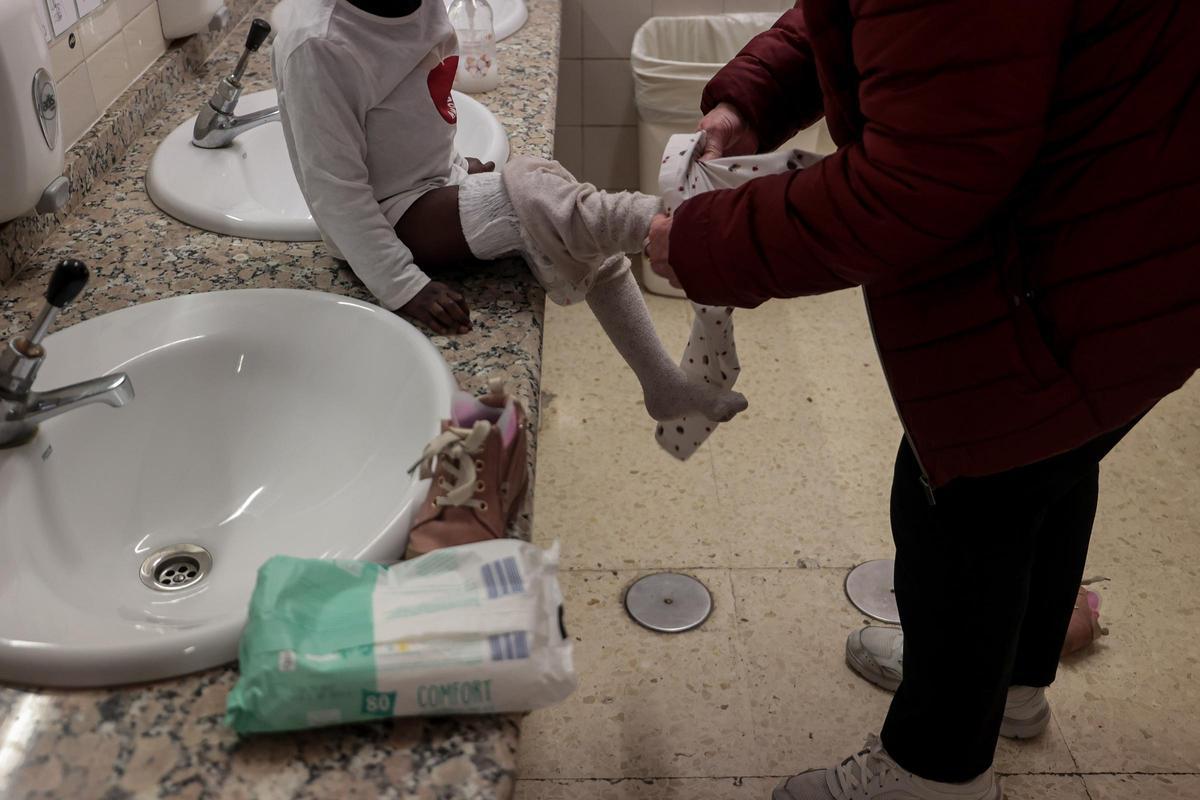 Una abuela cambia a su nieta los pañales en el centro educativo por la falta de educadora