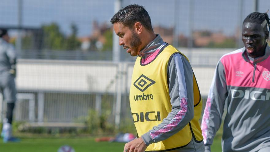 El presidente del Rayo Vallecano desmiente la desaparición de Raúl de Tomás: "Está de baja"