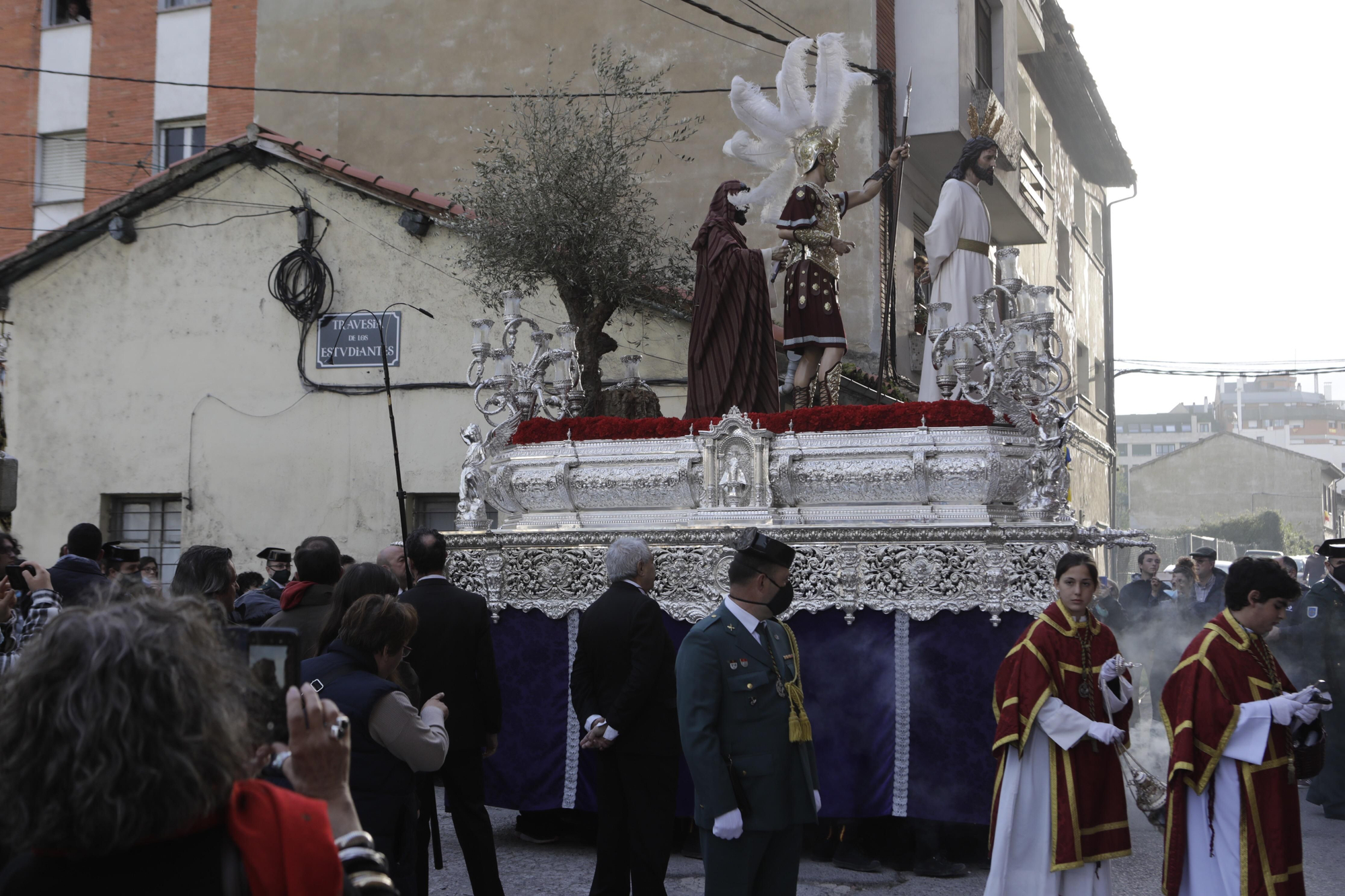 Los Estudiantes llevan al Señor de la Sentencia desde el cielo al Paraíso