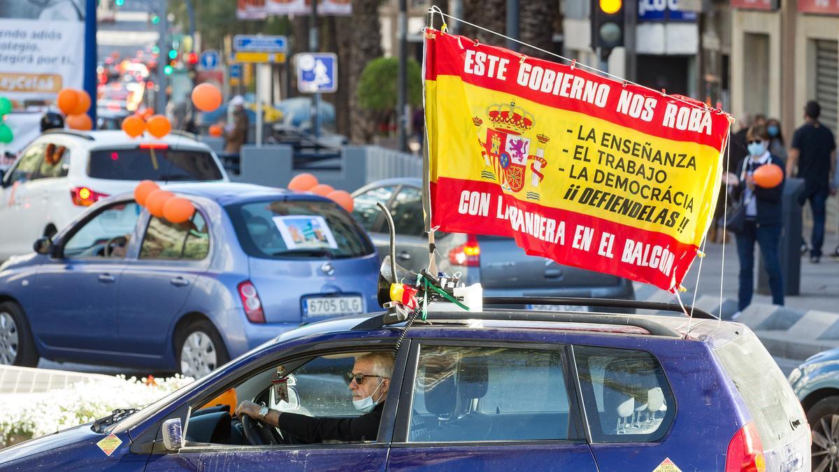 La protesta contra la ley Celaá llena de coches el centro de Alicante