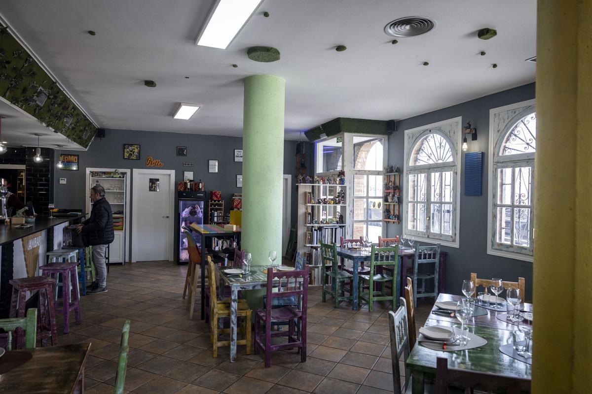 La Grillera destaca por su colorida decoración y sus estanterías llenas de juguetes.