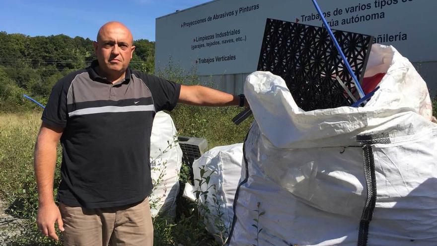 Antonio Azcoitia muestra en el polígono piloñés de Lleu los plásticos donados por General de Juguetes a beneficio de los enfermos de fibromialgia.