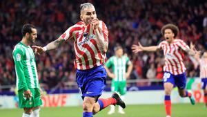 Correa celebra su gol al Betis en el minuto 86