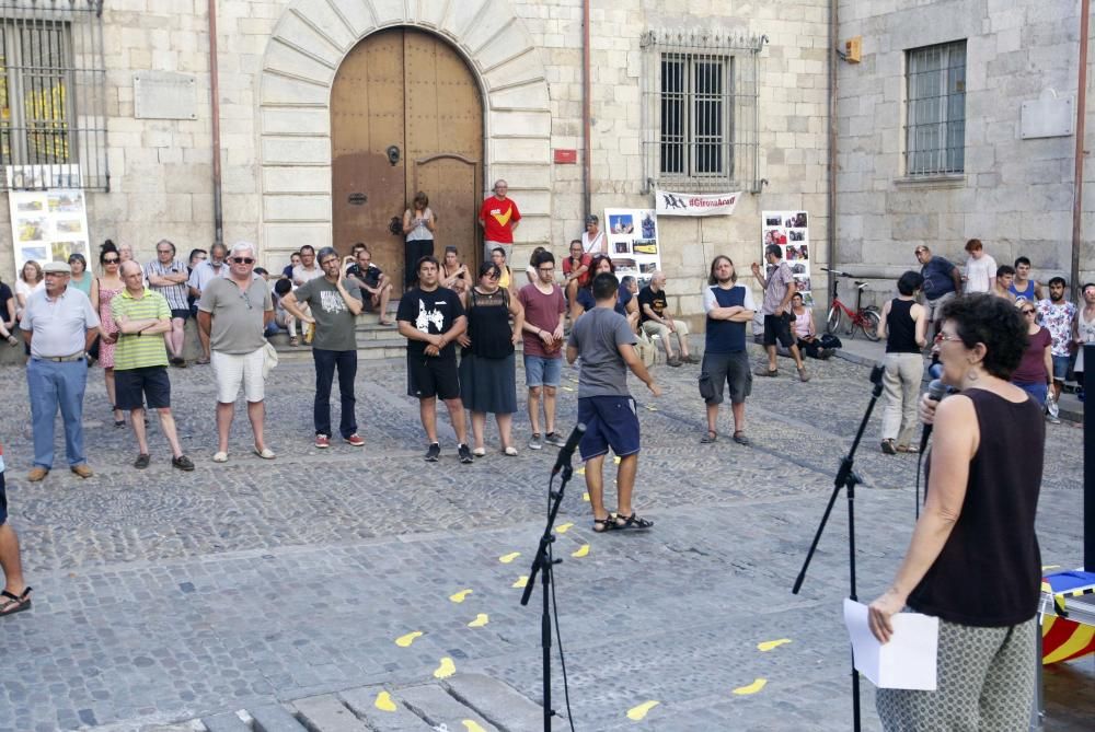 Art davant de la catedral de Girona en suport dels refugiats