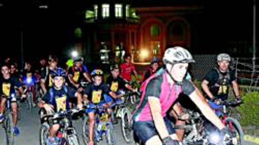 Un millar de ciclistas se cita en la &#039;Marcha de Luna Llena&#039;