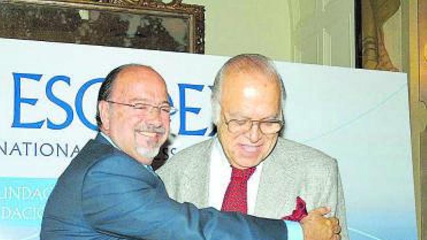 Ángel Ferrera  y Julio Caubín firman en 2005 la fusión de las fundaciones Escoex y Mapfre Guanarteme.   | | 