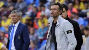 Quique Setién y Luis Enrique observan el Las Palmas-Barça en el estadio Gran Canaria.