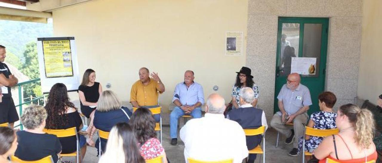 Manuel Blanco, segundo pola esquerda, na presentaciónda Festa da Malla.