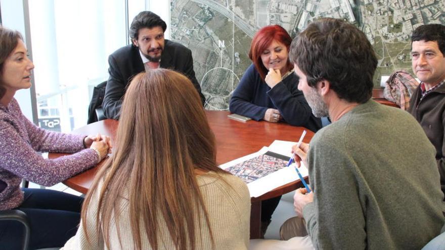 Reunión de las concejalas Begoña Monllor y Mariló Jordá con los padres del centro Jaume I