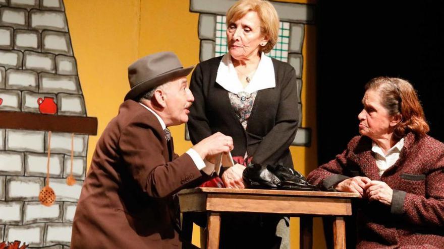 &quot;La familia&quot; de la Compañía Asturiana de Comedias, en Los Canapés