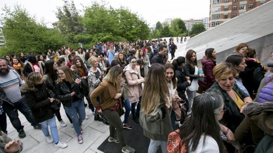 Trabajadores sociales de toda Asturias llenan el Calatrava tras una plaza en el Ayuntamiento