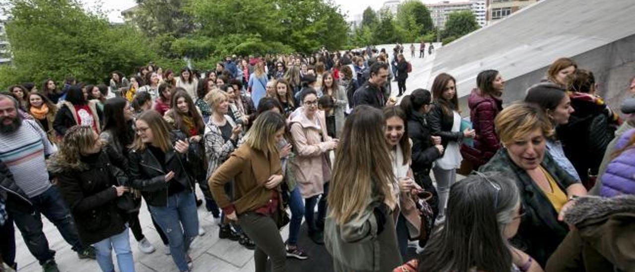 Trabajadores sociales de toda Asturias toman el Calatrava para lograr una plaza en el Ayuntamiento