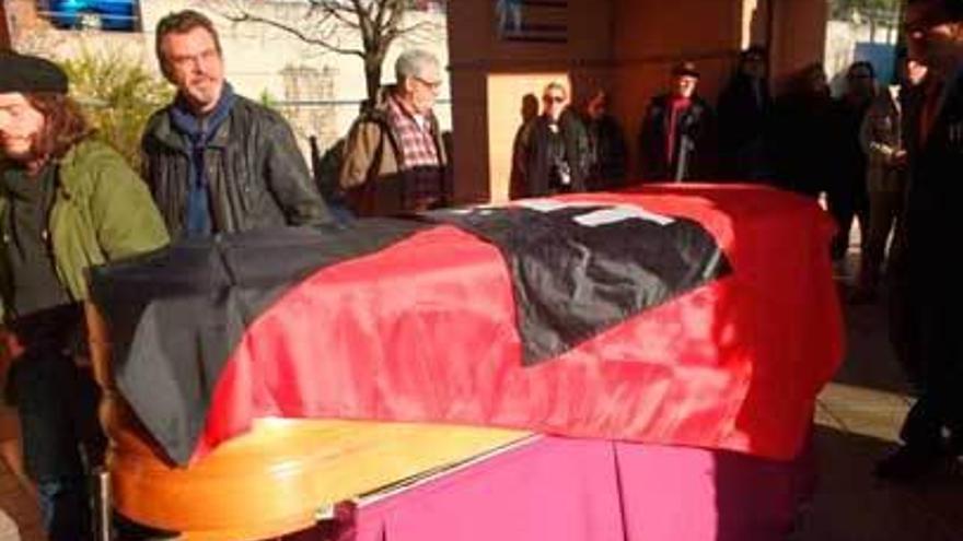 El féretro con el cuerpo del filósofo gijonés José Luis García Rúa, ayer, en el cementerio de Granada.