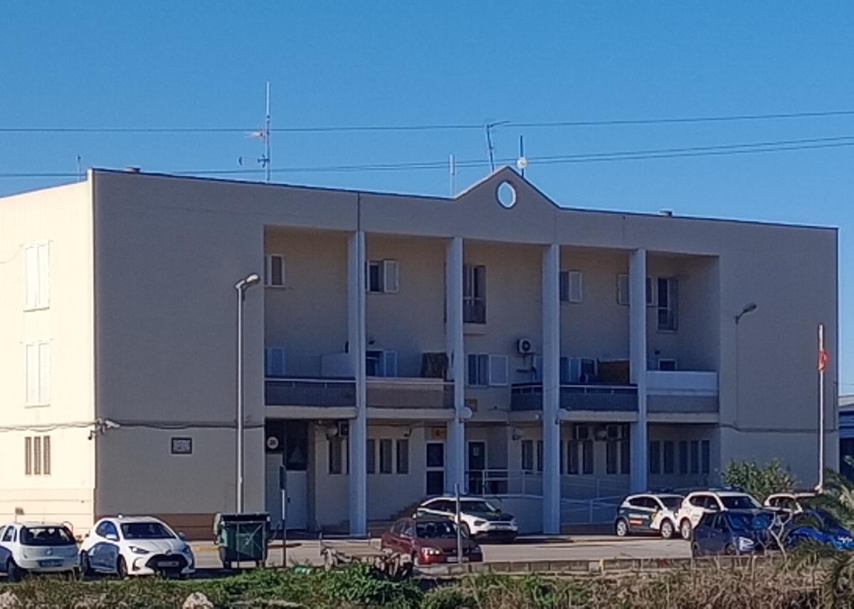 Exterior del cuartel de la Guardia Civil de Cullera.