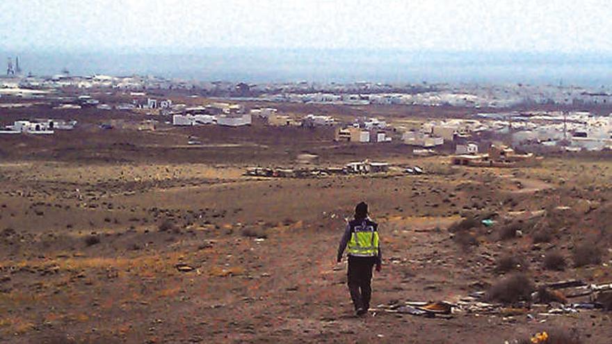 Un policía durante las labores de búsqueda de Tejera en la zona de la escombrera de Argana Alta.
