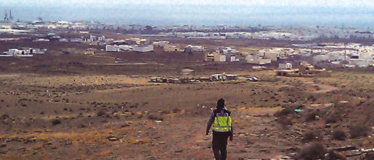 Un policía durante las labores de búsqueda de Tejera en la zona de la escombrera de Argana Alta.