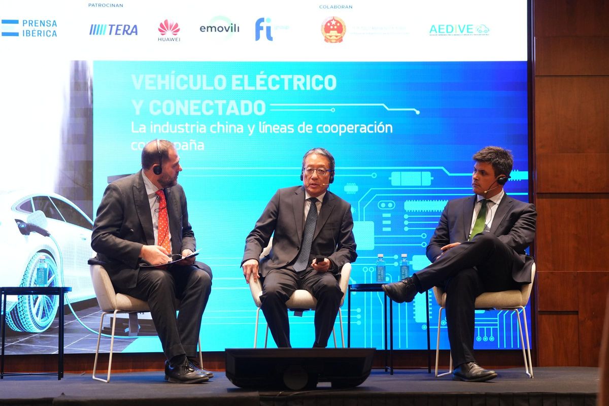 De izquierda a derecha, Armando Huerta (El Periódico de España), Chang hexi (Embajada china en Esaña), y Joaquín Catalá (Ministerio de Industria y Turismo)