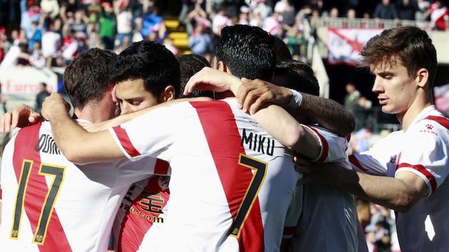 Guerra celebra el gol que abrió el marcador en Vallecas con sus compañeros.