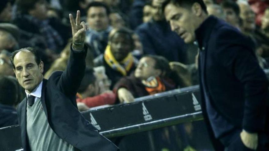 Voro, técnico del Valencia, da instrucciones ayer junto al entrenador del Celta Berizzo.